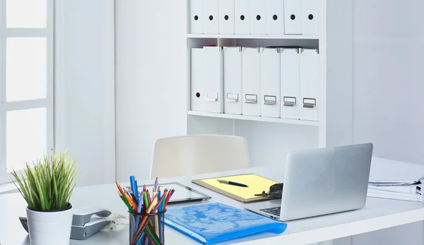 Maqueta de presentación de espacio de trabajo, computadora de escritorio y suministros de oficina en escritorio de mármol — Foto de Stock