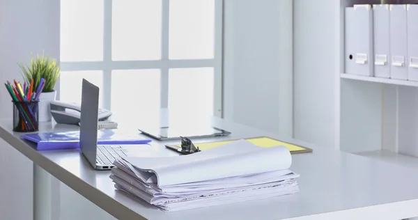 Maqueta de presentación de espacio de trabajo, computadora de escritorio y suministros de oficina en escritorio de mármol — Foto de Stock