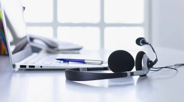 Kommunikationsunterstützung, Call Center und Kundenservice Helpdesk. VoIP-Headset auf Laptop-Computertastatur — Stockfoto