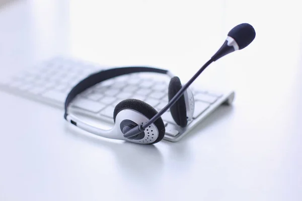 Υποστήριξη επικοινωνίας, κλήση και πελάτης υπηρεσία βοήθεια γραφείο. VoIP ακουστικών στο φορητό πληκτρολόγιο του υπολογιστή — Φωτογραφία Αρχείου