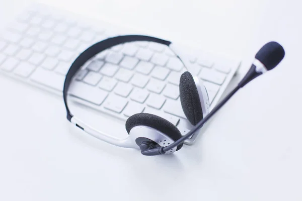 Communicatie support, call center en customer service helpdesk. VoIP hoofdtelefoon op laptop computertoetsenbord — Stockfoto
