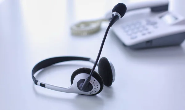 Kommunikationsstöd, call center och kund service helpdesk. VoIP headsetet på bärbar dator tangentbord — Stockfoto