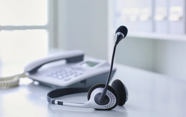 Kommunikationsstöd, call center och kund service helpdesk. VoIP headsetet på bärbar dator tangentbord — Stockfoto