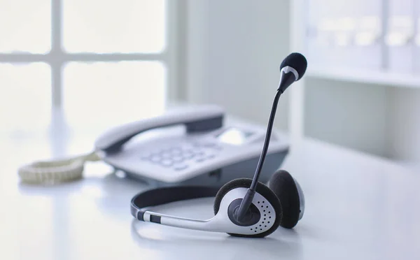 Soporte de comunicación, call center y servicio de atención al cliente. Auriculares VOIP en el teclado del ordenador portátil — Foto de Stock