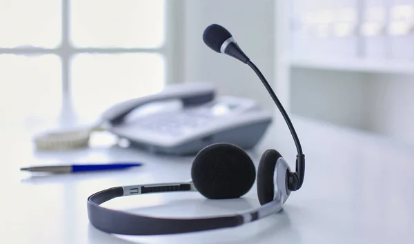 Kommunikationsstöd, call center och kund service helpdesk. VoIP headsetet på bärbar dator tangentbord — Stockfoto