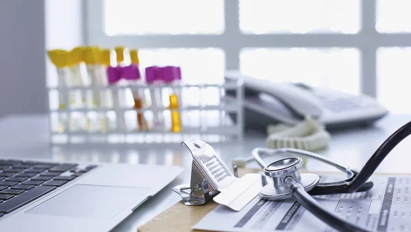 Lugar de trabajo del médico en el consultorio — Foto de Stock