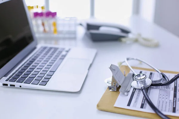 Lugar de trabajo del médico en el consultorio — Foto de Stock