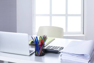Çalışma alanı sunum mockup, masaüstü bilgisayar ve ofis supp