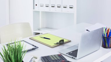 Çalışma alanı sunum mockup, masaüstü bilgisayar ve ofis supp