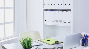 Çalışma alanı sunum mockup, masaüstü bilgisayar ve ofis supp