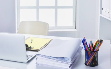 Çalışma alanı sunum mockup, masaüstü bilgisayar ve ofis supp