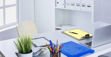 Çalışma alanı sunum mockup, masaüstü bilgisayar ve ofis supp