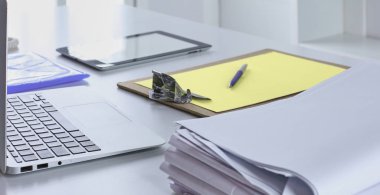 Çalışma alanı sunum mockup, masaüstü bilgisayar ve ofis supp