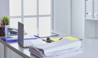 Çalışma alanı sunum mockup, masaüstü bilgisayar ve ofis supp
