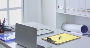 Çalışma alanı sunum mockup, masaüstü bilgisayar ve ofis supp