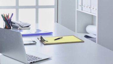 Çalışma alanı sunum mockup, masaüstü bilgisayar ve ofis supp