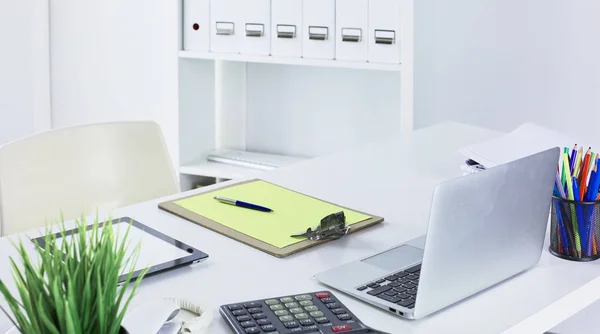 Maqueta de presentación de espacio de trabajo, Computadora de escritorio y supp oficina — Foto de Stock