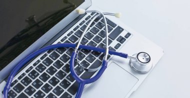 Bir dizüstü bilgisayar klavye online m kavramı içinde yatan stetoskop