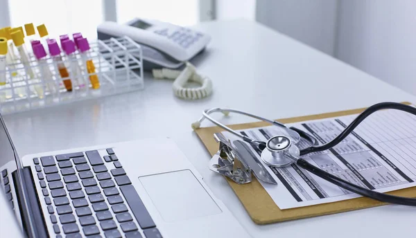 Local de trabalho do médico no escritório — Fotografia de Stock