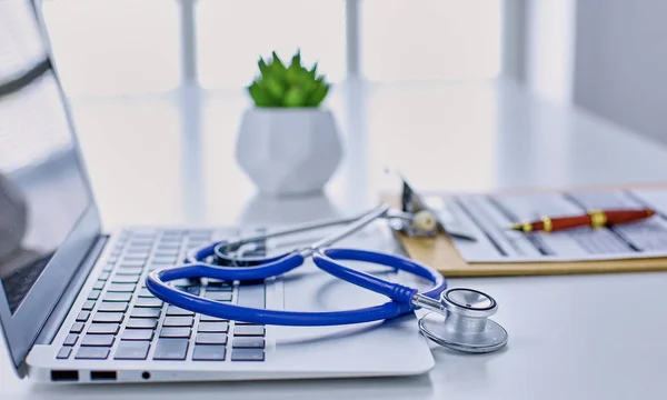 Espace de travail des médecins table de travail avec les patients décharge à blanc — Photo