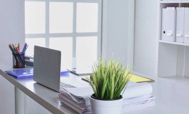 Çalışma alanı sunum mockup, masaüstü bilgisayar ve ofis supp