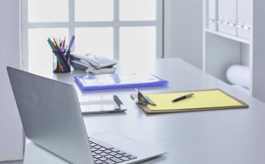 Çalışma alanı sunum mockup, masaüstü bilgisayar ve ofis supp