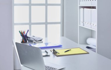 Çalışma alanı sunum mockup, masaüstü bilgisayar ve ofis supp