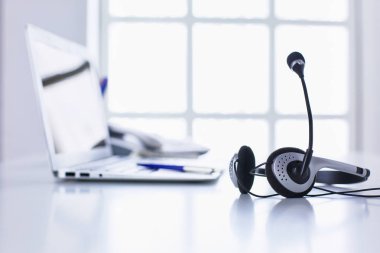 Çalışma alanı sunum mockup, masaüstü bilgisayar ve ofis supp