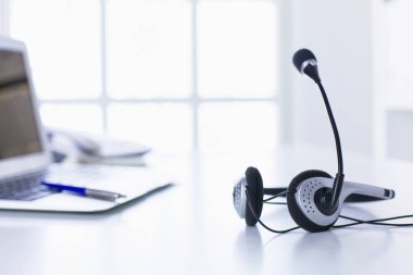 Çalışma alanı sunum mockup, masaüstü bilgisayar ve ofis supp