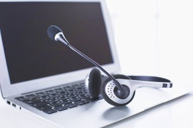 Çağrı merkezi ve müşteri hizmet yardım masası. VoIP kulaklık dizüstü bilgisayar klavye