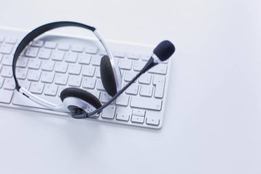 Çağrı merkezi ve müşteri hizmet yardım masası. VoIP kulaklık dizüstü bilgisayar klavye