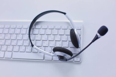 Çağrı merkezi ve müşteri hizmet yardım masası. VoIP kulaklık dizüstü bilgisayar klavye