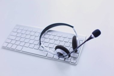 Çağrı merkezi ve müşteri hizmet yardım masası. VoIP kulaklık dizüstü bilgisayar klavye
