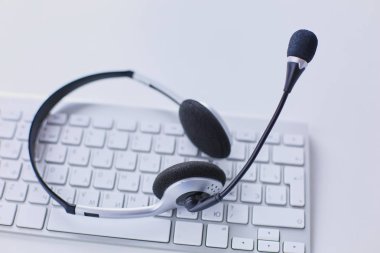 Çağrı merkezi ve müşteri hizmet yardım masası. VoIP kulaklık dizüstü bilgisayar klavye