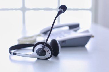 Çağrı merkezi ve müşteri hizmet yardım masası. VoIP kulaklık dizüstü bilgisayar klavye