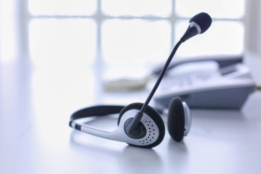 Çağrı merkezi ve müşteri hizmet yardım masası. VoIP kulaklık dizüstü bilgisayar klavye