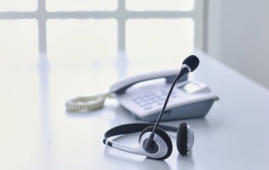 Çağrı merkezi ve müşteri hizmet yardım masası. VoIP kulaklık dizüstü bilgisayar klavye