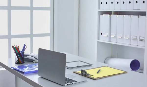 Mesa de escritório com bloco de notas em branco e laptop — Fotografia de Stock