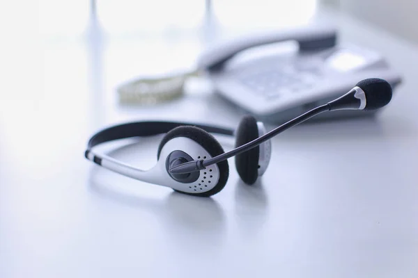 Call Center und Kundenservice Helpdesk. VoIP-Headset auf Laptop-Computertastatur — Stockfoto