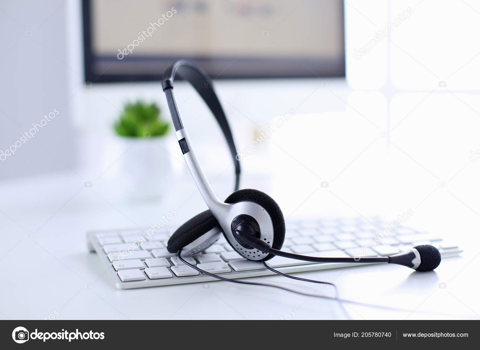 Of anders uitzending Zullen Call center and customer service help desk. VOIP headset on laptop computer  keyboard Stock Photo by ©lenecnikolai 205780740