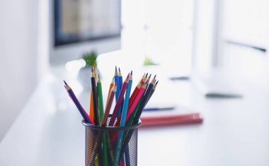 Ofis Masaları boş not defteri ve dizüstü bilgisayar ile