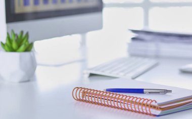 Ofis Masaları boş not defteri ve dizüstü bilgisayar ile