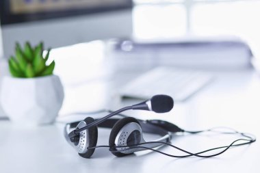 Giysi tasarımcısı masaüstünde Retro dikiş makinesi