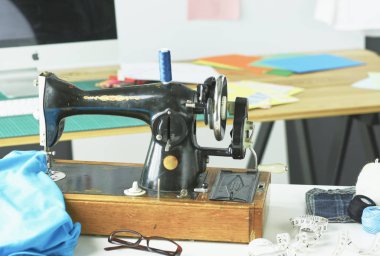 Giysi tasarımcısı masaüstünde Retro dikiş makinesi