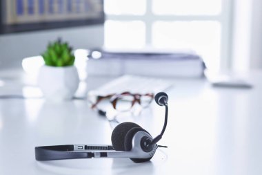 Çağrı merkezi ve müşteri hizmet yardım masası. VoIP kulaklık dizüstü bilgisayar klavye
