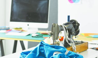 Giysi tasarımcısı masaüstünde Retro dikiş makinesi