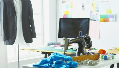 Giysi tasarımcısı masaüstünde Retro dikiş makinesi