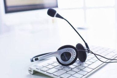 Çağrı merkezi ve müşteri hizmet yardım masası. VoIP kulaklık dizüstü bilgisayar klavye
