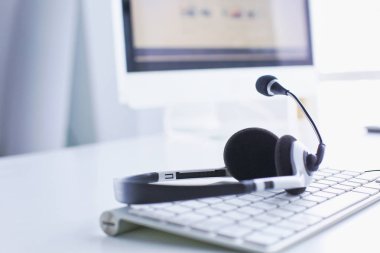 Çağrı merkezi ve müşteri hizmet yardım masası. VoIP kulaklık dizüstü bilgisayar klavye