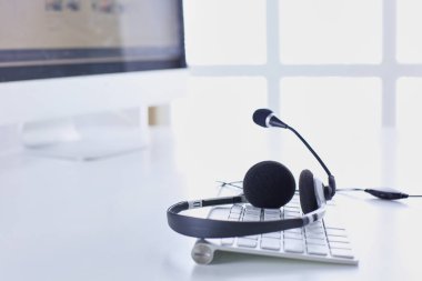 Çağrı merkezi ve müşteri hizmet yardım masası. VoIP kulaklık dizüstü bilgisayar klavye